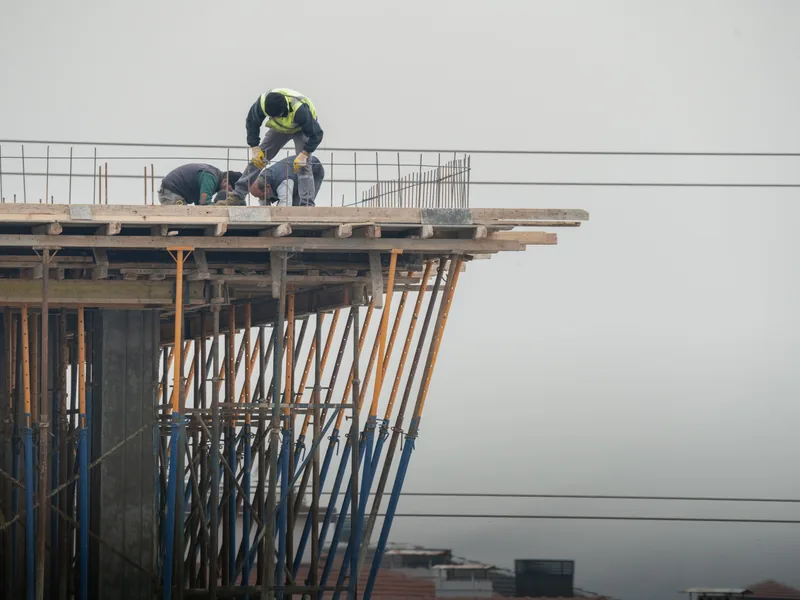 Chantier en activité équipé de sanitaires mobiles — Cabriès