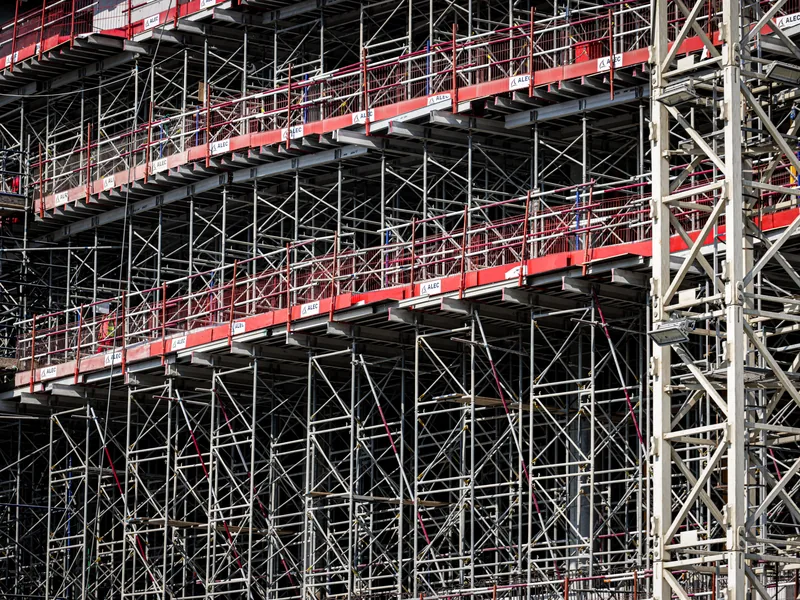 Chantier en activité équipé de sanitaires mobiles — Cabriès