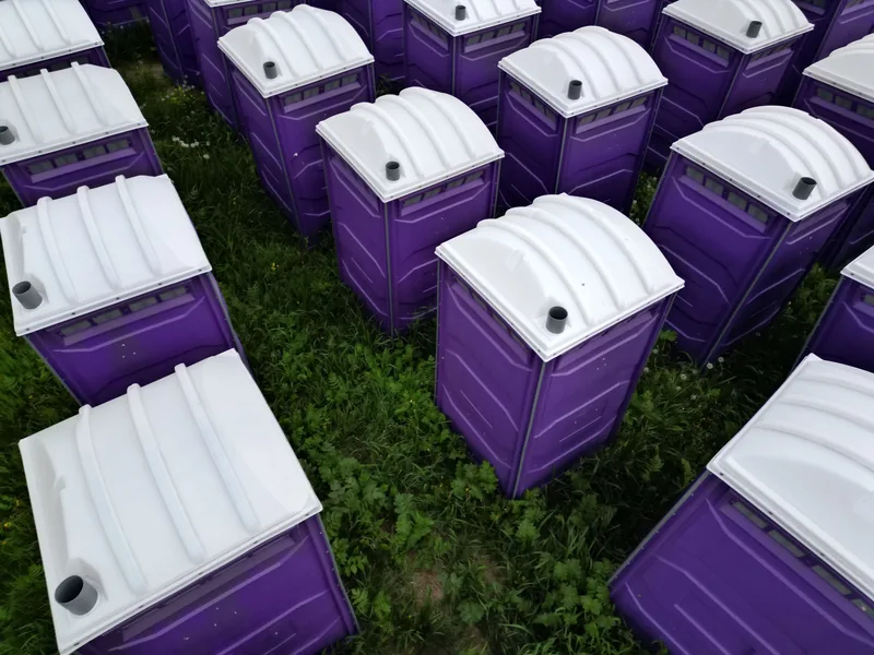 Cabines de WC mobiles installées sur site — Cabriès